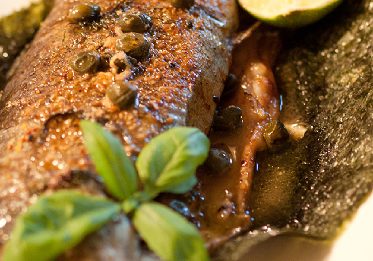 Pstrąg pieczony z kaparami pod pieprzową skorupką foto