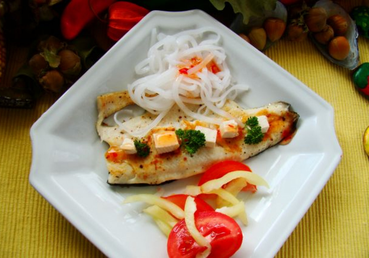 Pstrąg podany z makaronem i sałatką pomidorowo-paprykową z tofu foto