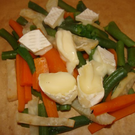 Krok 3 - Pstrąg tęczowy w papilotach z warzywami i serem foto