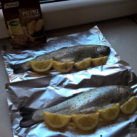 Krok 3 - Pstrąg tęczowy z piekarnika z zapiekanymi ziemniaczkami foto
