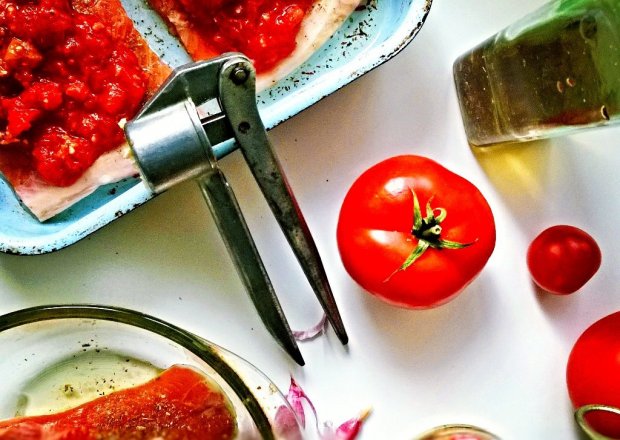 Fotografia przedstawiająca Pstrąg tęczowy z salsą pomidorową