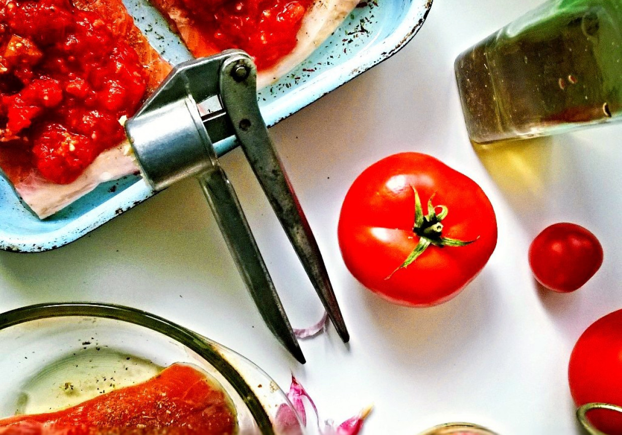 Pstrąg tęczowy z salsą pomidorową foto