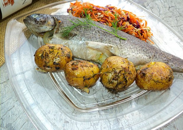 Fotografia przedstawiająca pstrąg w papilotach z pieczonymi ziemniakami