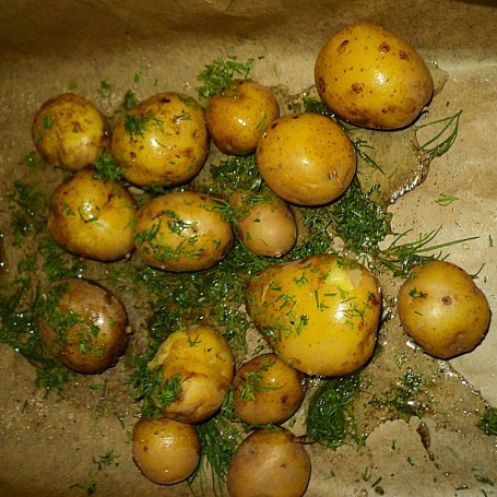 Krok 5 - pstrąg w papilotach z pieczonymi ziemniakami  foto