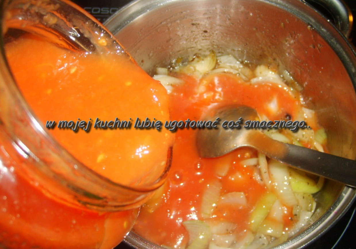 pstrąg w pomidorach z cebulą... foto