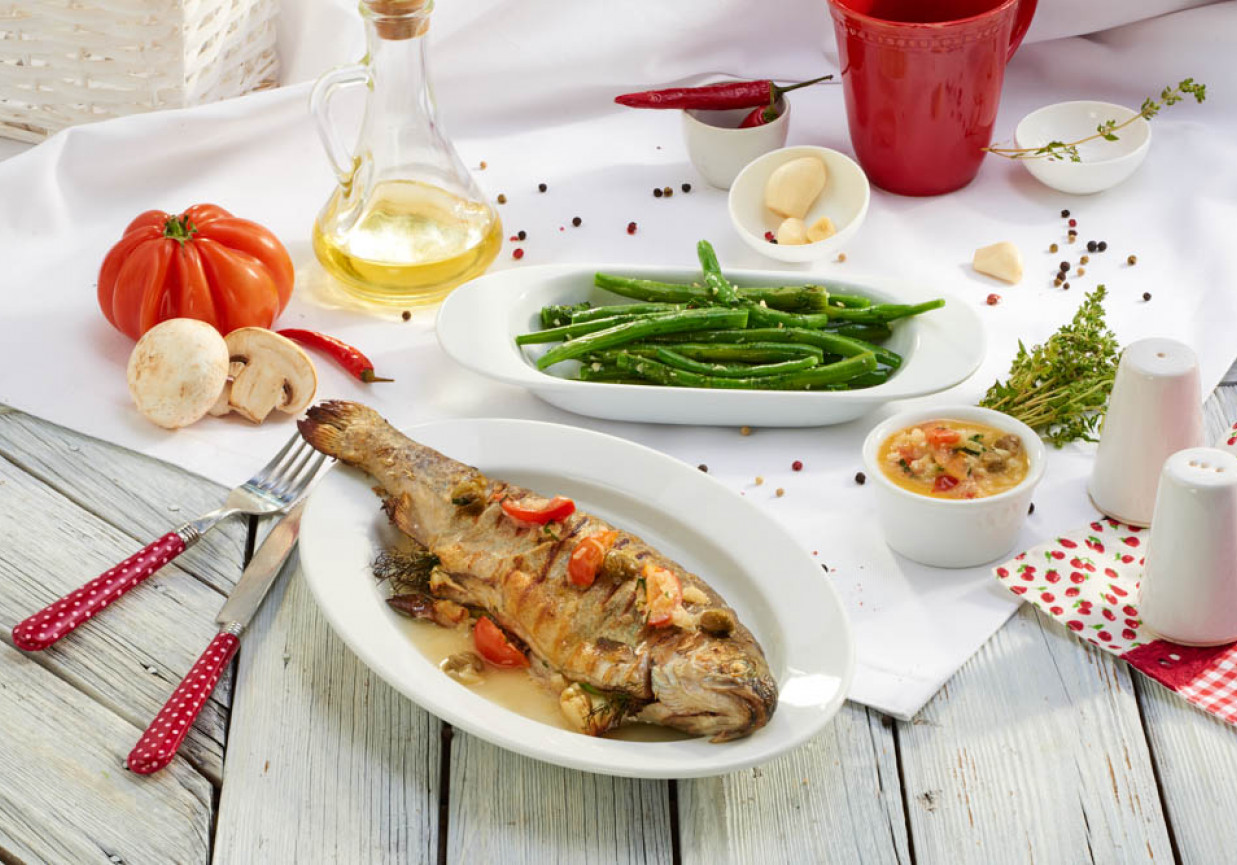 Pstrąg z grilla w emulsji maślano-kaparowej z chilli na chrupiących warzywach foto