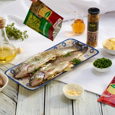 Krok 3 - Pstrąg z grilla w emulsji maślano-kaparowej z chilli na chrupiących warzywach foto