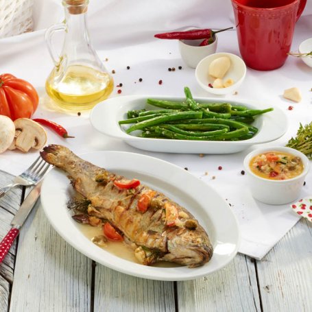 Krok 5 - Pstrąg z grilla w emulsji maślano-kaparowej z chilli na chrupiących warzywach foto