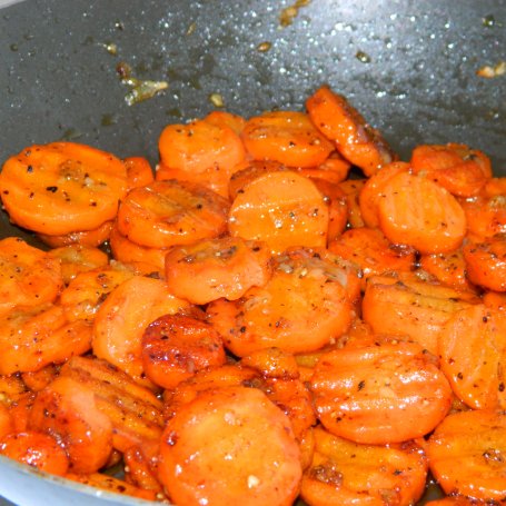 Krok 2 - Pstrąg z grzybami i karmelizowaną marchewką foto