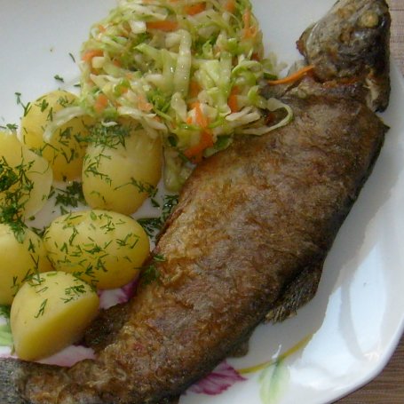 Krok 4 - PSTRĄG Z PATELNI Z CZOSNKIEM I KOPERKIEM foto