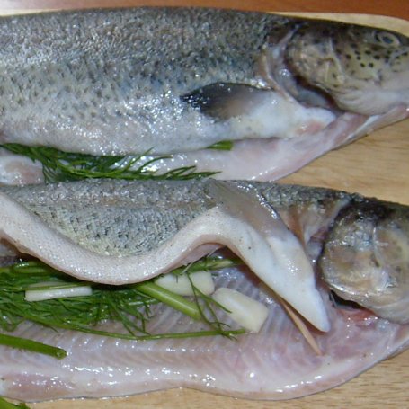 Krok 1 - PSTRĄG Z PATELNI Z CZOSNKIEM I KOPERKIEM foto
