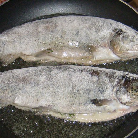 Krok 2 - PSTRĄG Z PATELNI Z CZOSNKIEM I KOPERKIEM foto