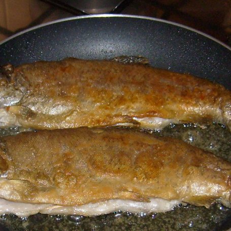 Krok 3 - PSTRĄG Z PATELNI Z CZOSNKIEM I KOPERKIEM foto