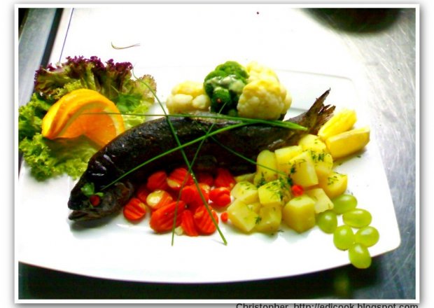 Fotografia przedstawiająca Pstrąg z warzywami.