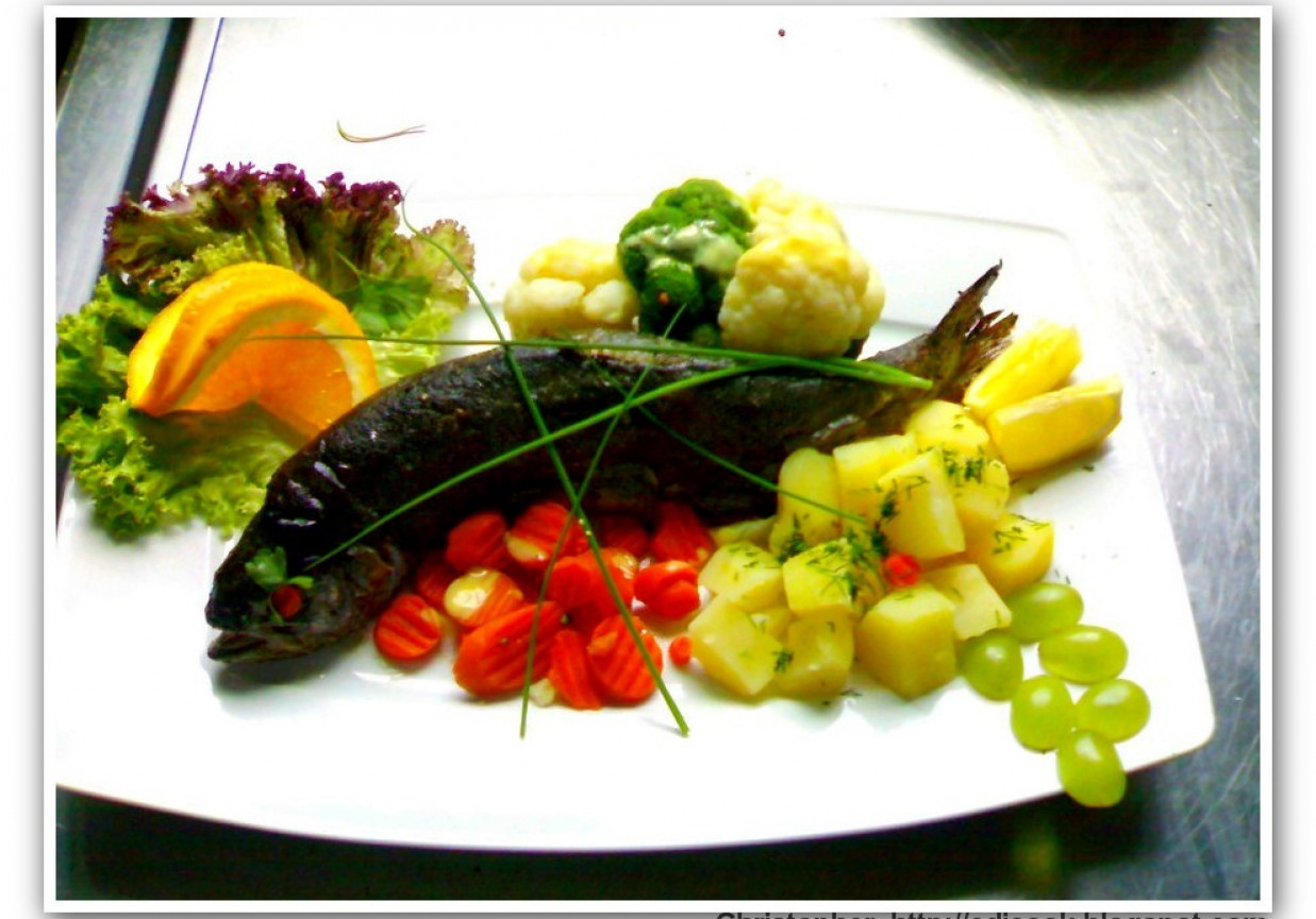 Pstrąg z warzywami. foto