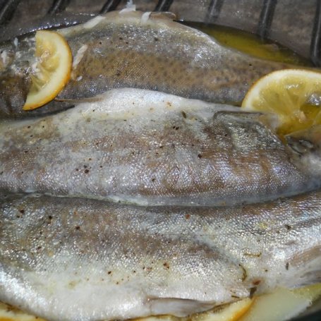 Krok 3 - PSTRAGI Z CYTYNĄ POMARAŃCZĄ I ZIELONYM PIEPRZEM foto