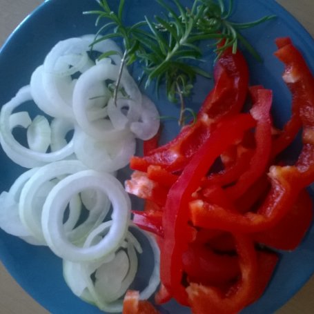Krok 1 - Pstrągi zapiekane z ziemniakami i papryką foto