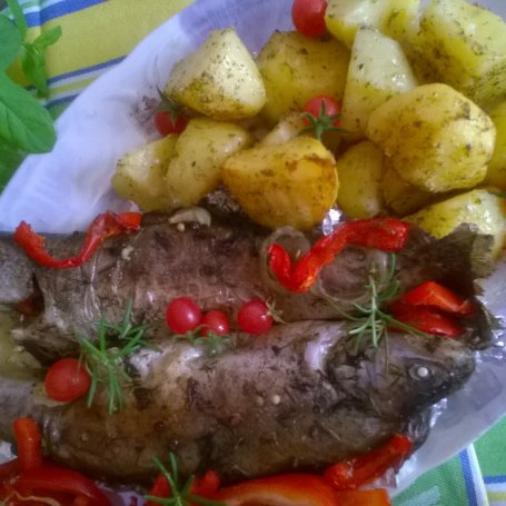 Krok 4 - Pstrągi zapiekane z ziemniakami i papryką foto