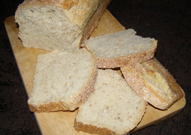 Fotografia przedstawiająca pszenno-grahamkowy chleb z sezamem...