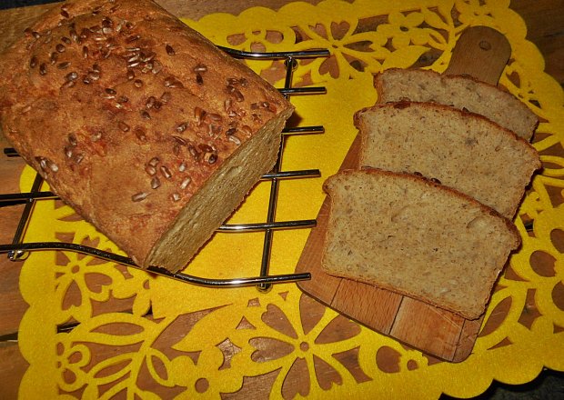 Fotografia przedstawiająca Pszenno-kukurydziany chleb z kefirem i słonecznikiem