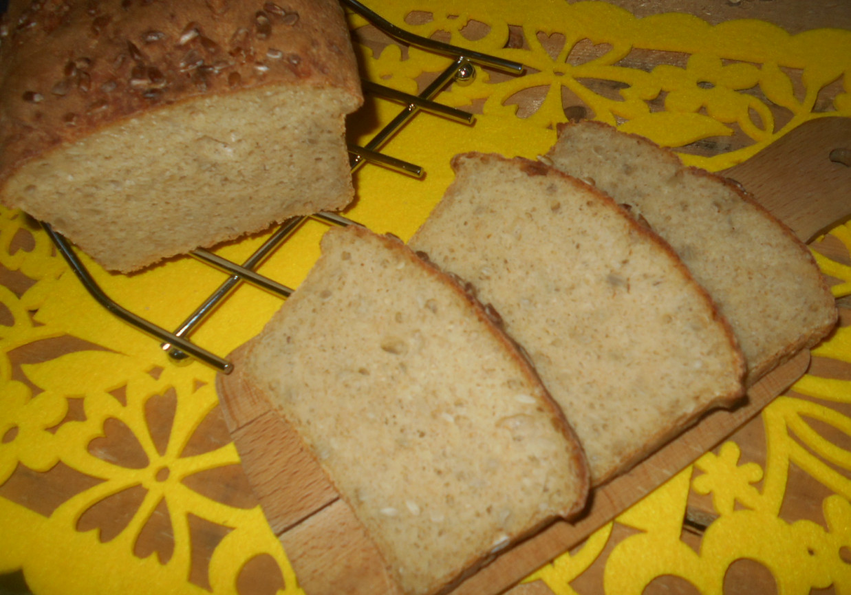Pszenno-kukurydziany chleb z kefirem i słonecznikiem foto