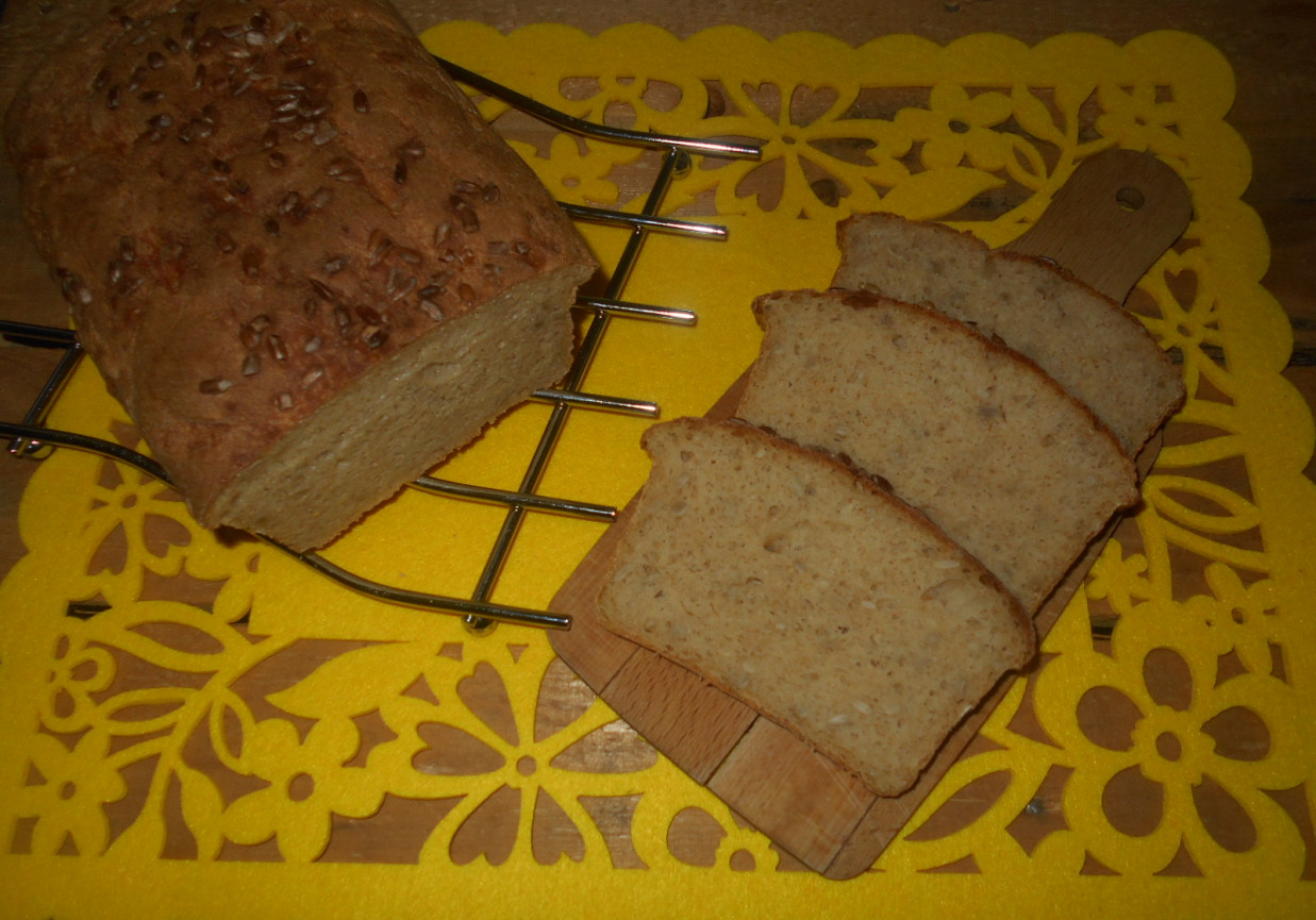 Pszenno-kukurydziany chleb z kefirem i słonecznikiem foto