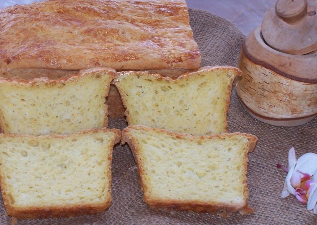 Fotografia przedstawiająca Pszenno-kukurydziany, czyli żółty chlebek na śniadanie