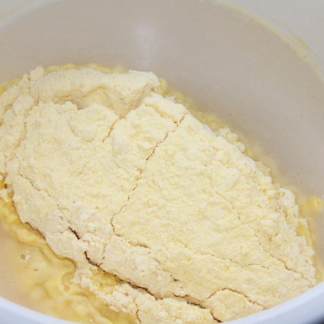 Krok 1 - Pszenno-kukurydziany, czyli żółty chlebek na śniadanie foto