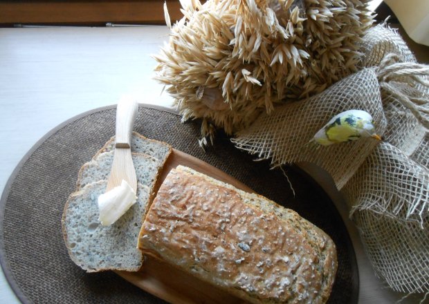 Fotografia przedstawiająca Pszenno - żytni chleb na zakwasie i drozdżach.
