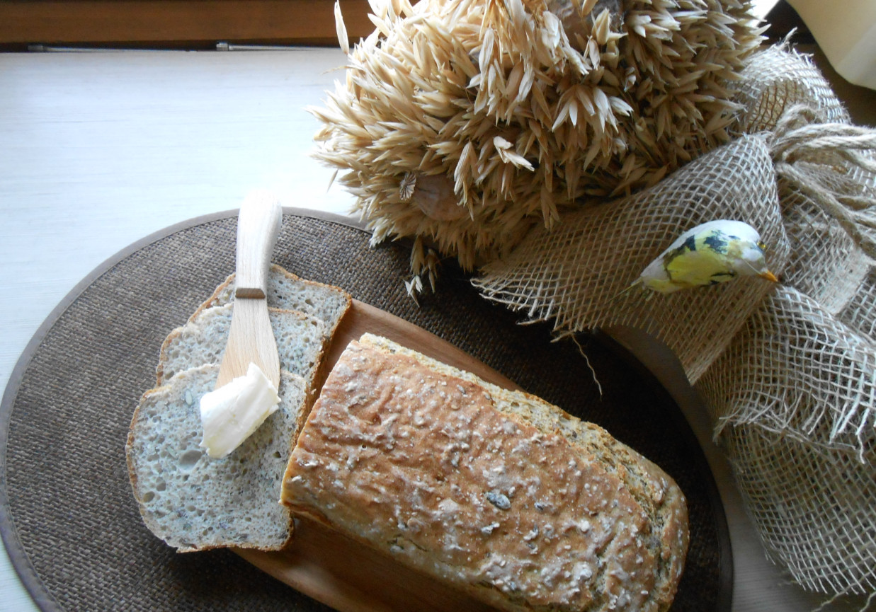 Pszenno - żytni chleb na zakwasie i drozdżach. foto