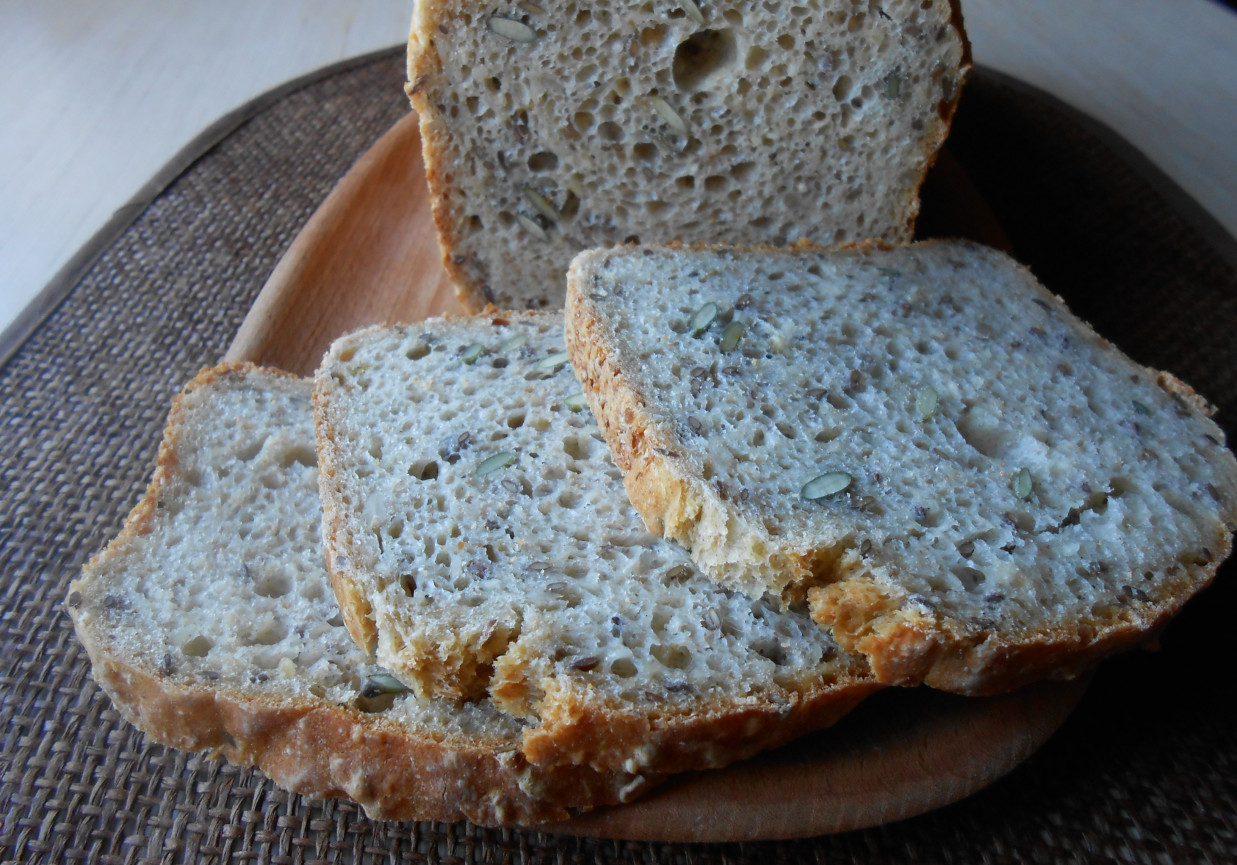 Pszenno - żytni chleb na zakwasie i drozdżach. foto