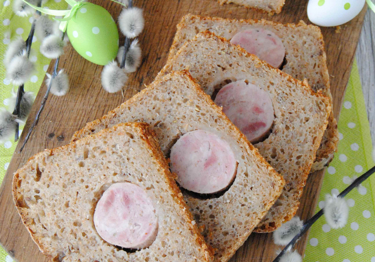 Pszenno- żytni chleb na zakwasie z białą kiełbasą foto