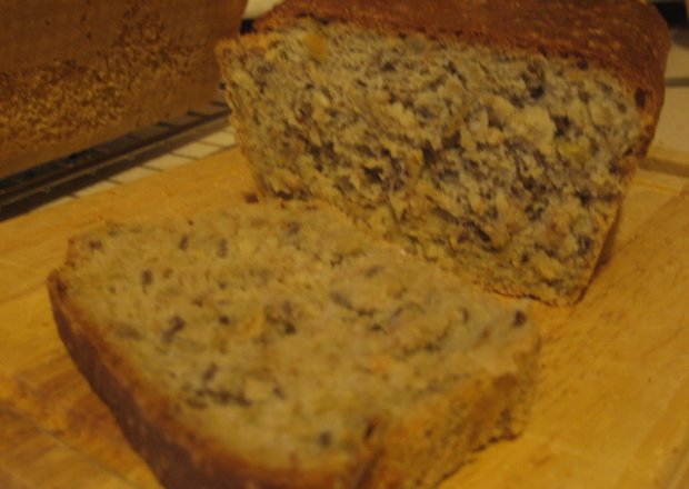 Fotografia przedstawiająca Pszenno - żytni chleb z ziarnami