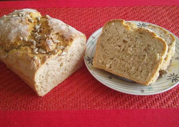 Fotografia przedstawiająca Pszenno- żytni chleb ze słonecznikiem