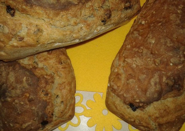 Fotografia przedstawiająca Pszenno - żytni chlebek z bakaliami