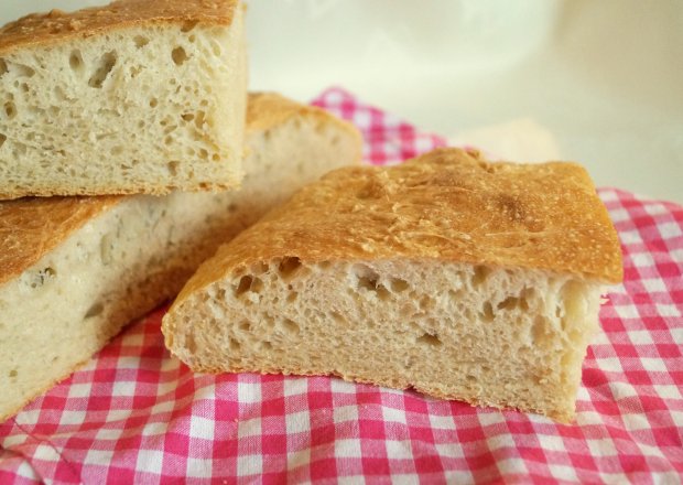 Fotografia przedstawiająca Pszenny chleb drożdżowy bez wyrabiania
