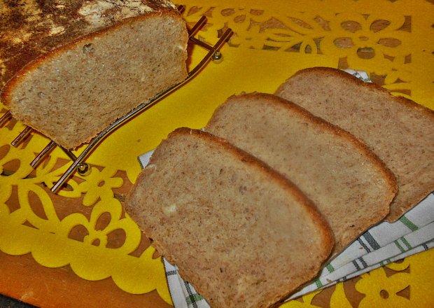 Fotografia przedstawiająca Pszenny chleb na drożdżach i zakwasie