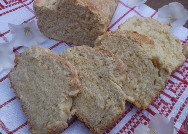 Fotografia przedstawiająca Pszenny chleb na maślance.