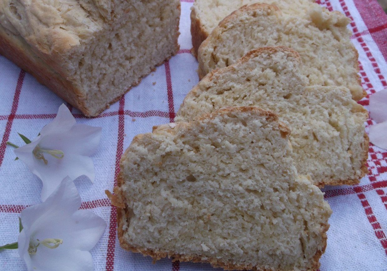 Pszenny chleb na maślance. foto