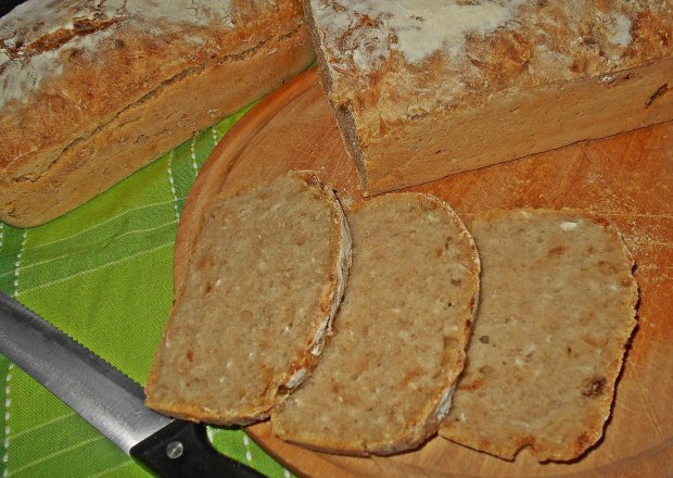Fotografia przedstawiająca Pszenny chleb na zakwasie z kalarepką i cebulą