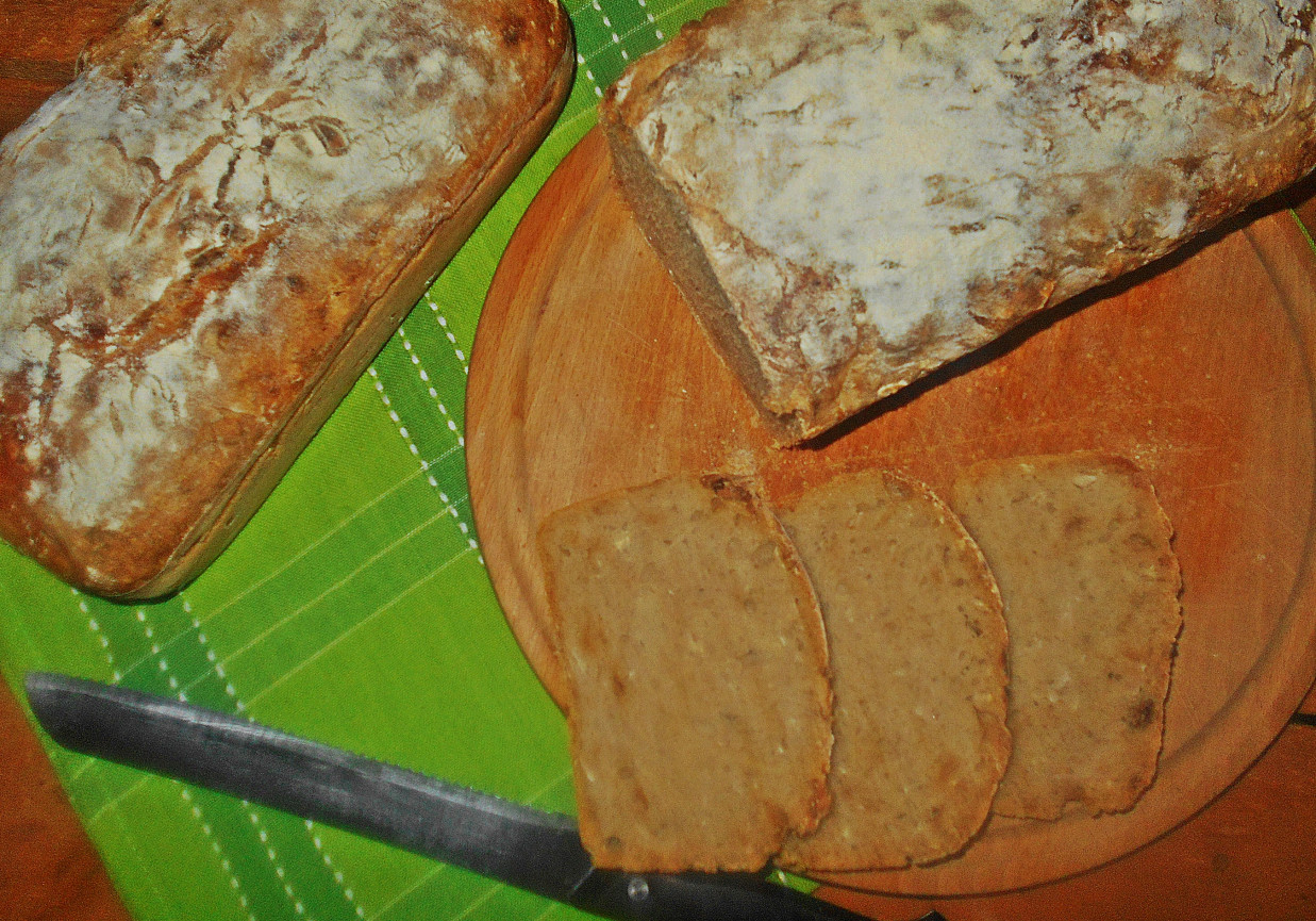 Pszenny chleb na zakwasie z kalarepką i cebulą foto