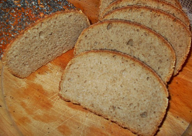 Fotografia przedstawiająca Pszenny chleb z makiem na zakwasie