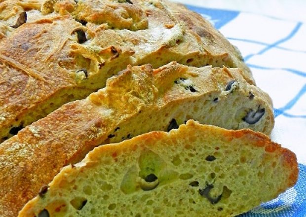 Fotografia przedstawiająca Pszenny chleb z oliwkami i foccacia