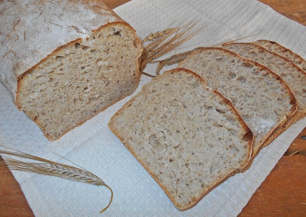 Fotografia przedstawiająca Pszenny chleb z ostropestem na żytnim zakwasie