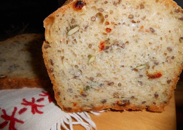 Fotografia przedstawiająca Pszenny chleb z płatkami suszonej papryki.