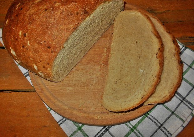 Fotografia przedstawiająca Pszenny chleb z suszoną cebulą