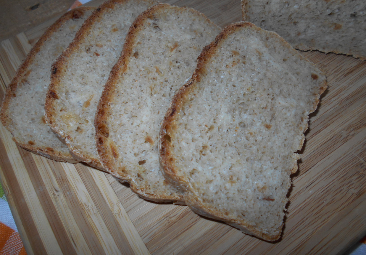 Pszenny chleb ze smażoną cebulą foto