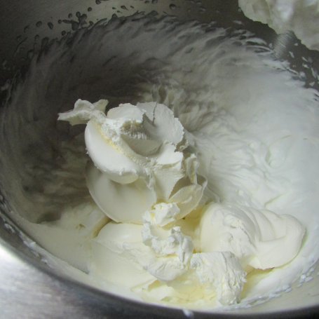 Krok 8 - PTYSIE Z BITĄ ŚMIETANĄ I SERKIEM MASCARPONE foto