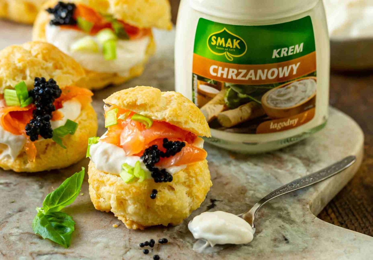 Ptysie z wędzonym łososiem i kremem chrzanowym foto