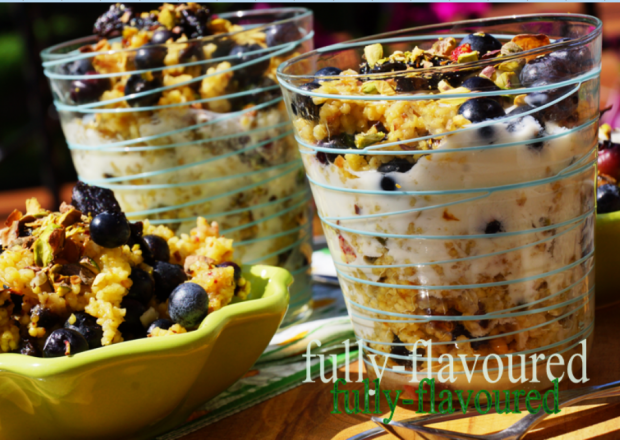 Fotografia przedstawiająca Pucharek zdrowia z kaszą jaglaną, borówkami i suską sechlońską pod miodowym jogurtem i pistacjowo...